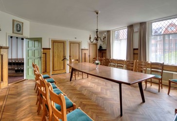 <p>Het interieur van de consistoriekamer is waarschijnlijk kort na de Tweede Wereldoorlog vernieuwd. </p>

